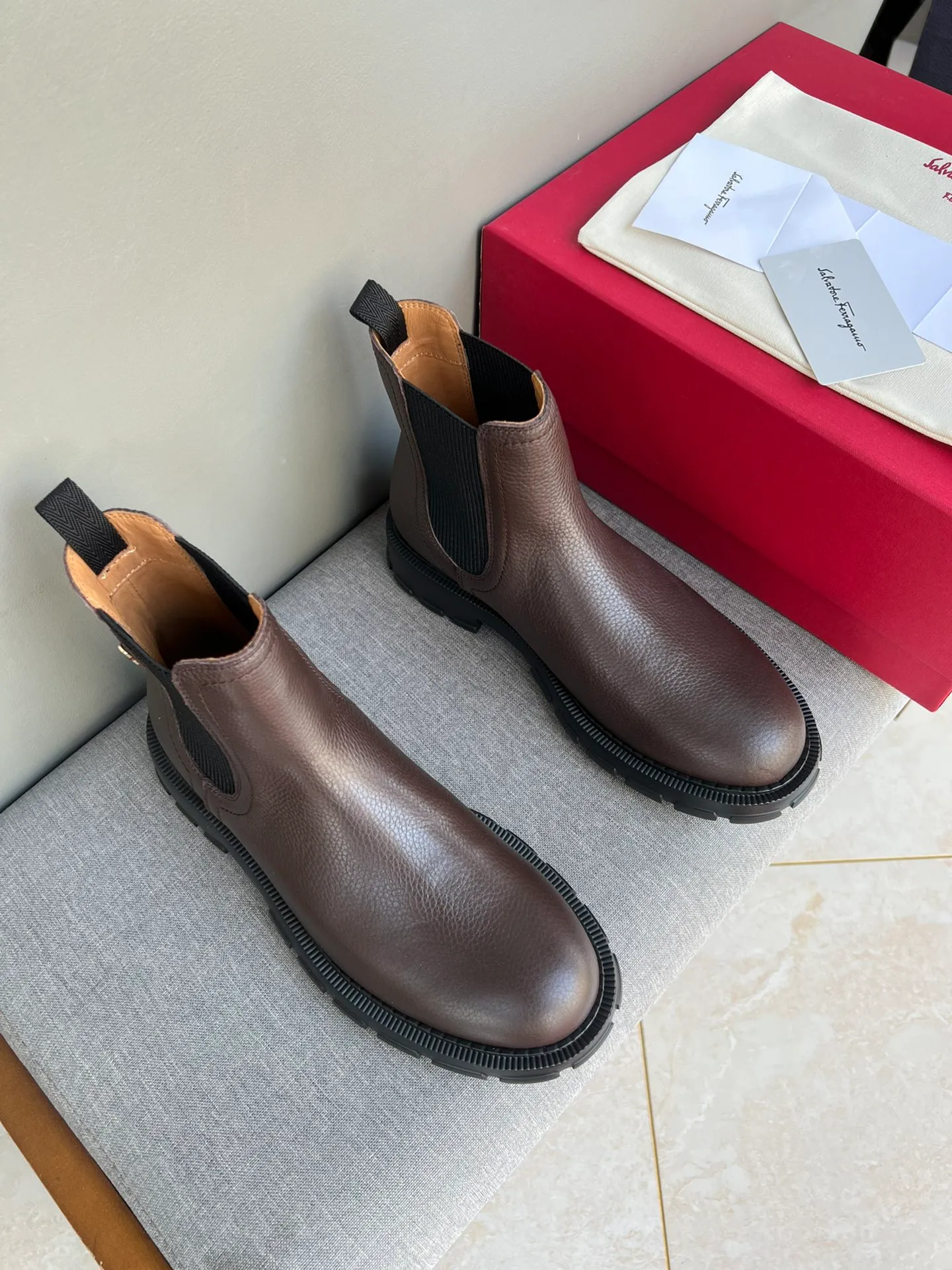 [Ferragamo] Top P: 1000💰 Number of yards: 39~44 (38.45 custom-made, non-refundable) Ferragamo winter series, original 1:1 development, casual men's short boots, original quality, exclusive new Ferragamo autumn and winter new high-top men's shoes, exquisite hand-stitching, workmanship details comparable to counters, imported calfskin upper, cowhide lining, original foam outsole.